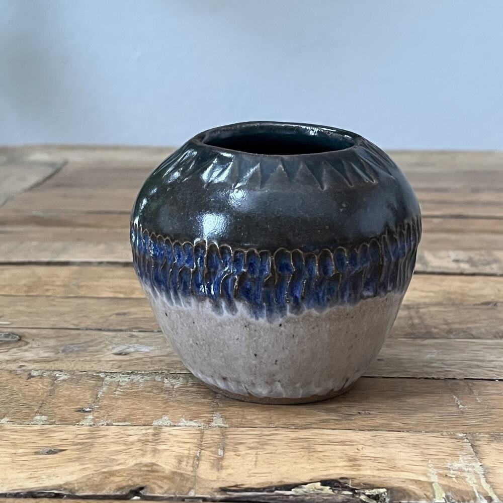 Small Stoneware Bud Vase Pot 3.5 in Tri-Tone Drip Glaze Textured Rim - Picture 2 of 8